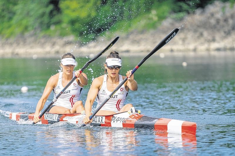 Zwei Ladies verfolgen ein großes Ziel